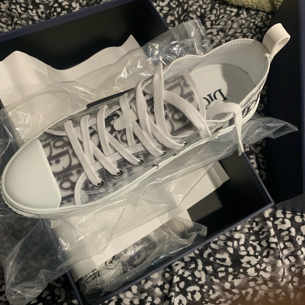 I am selling a pair of diors,balengiaga and dolce gabanas shoes size 9.5